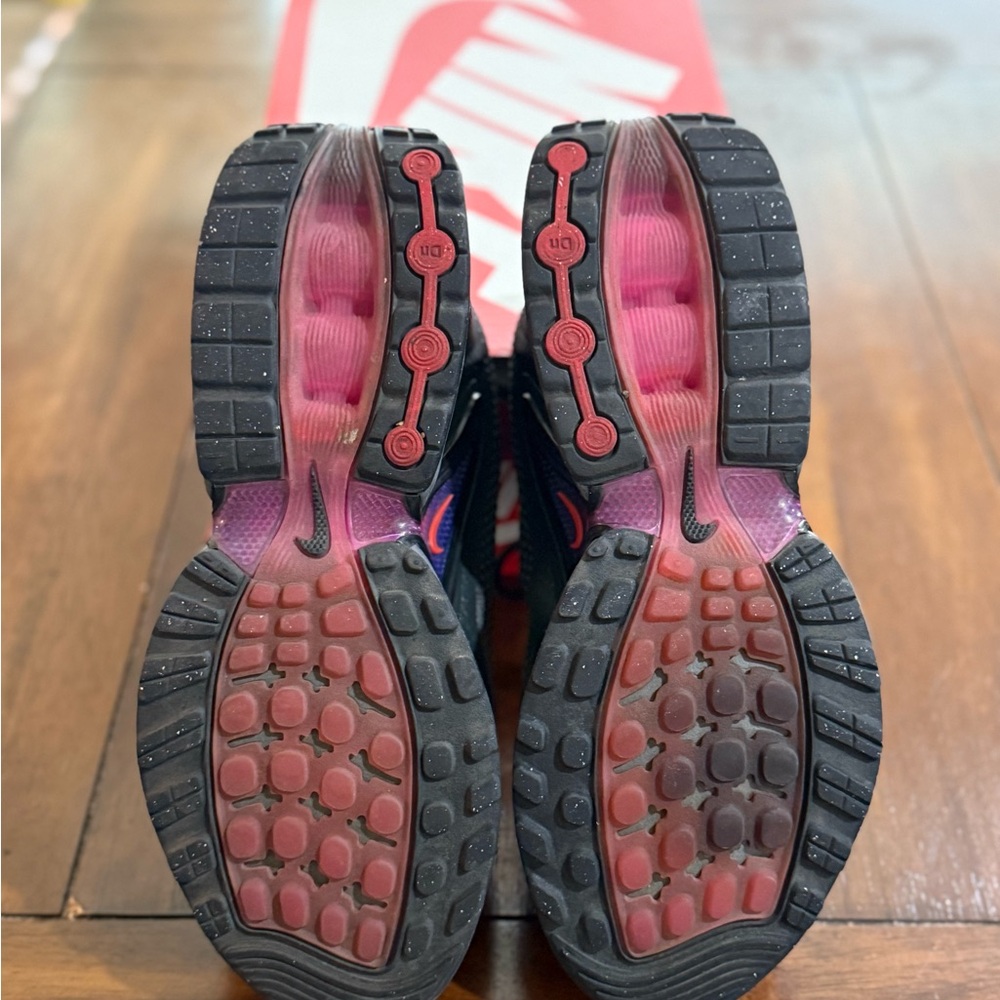 Nike Black and Red Air Sneakers - Picture 3 of 7